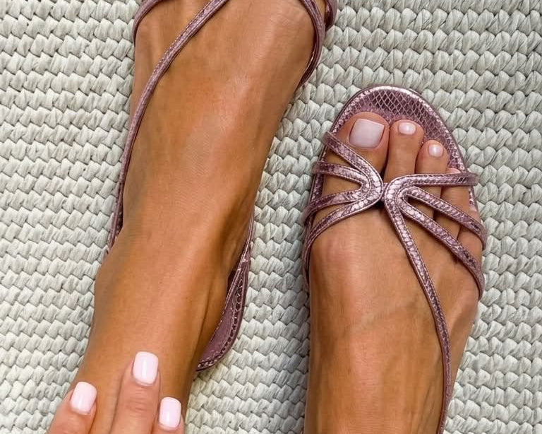 Elina | Goldene Sandalen mit feinen Riemchen