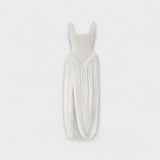 Drapiertes Maxikleid mit skulpturalem Rock und seitlichem Schlitz