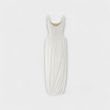 Drapiertes Maxikleid mit skulpturalem Rock und seitlichem Schlitz
