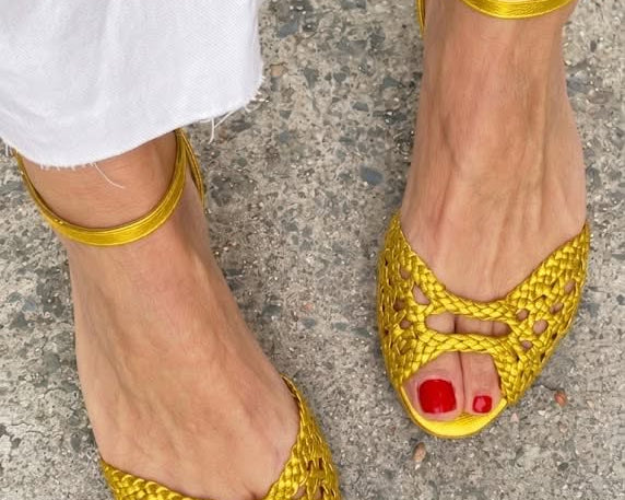 Eliane | Goldene Sandalen mit Flechtdesign