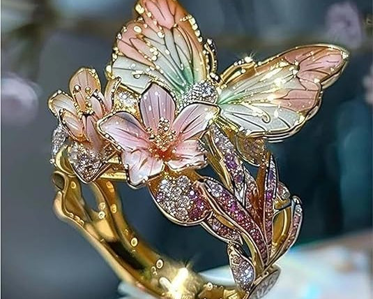 Glänzender Schmetterlingsring aus Natur mit Zirkonia