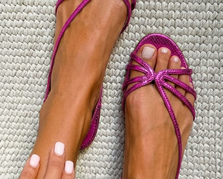 Elina | Goldene Sandalen mit feinen Riemchen
