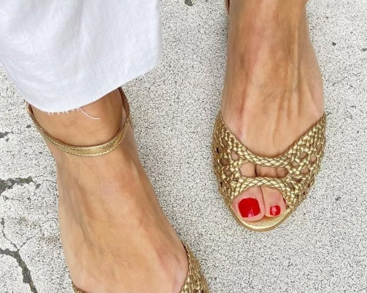 Eliane | Goldene Sandalen mit Flechtdesign