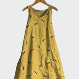 Kleid mit Bienenmuster
