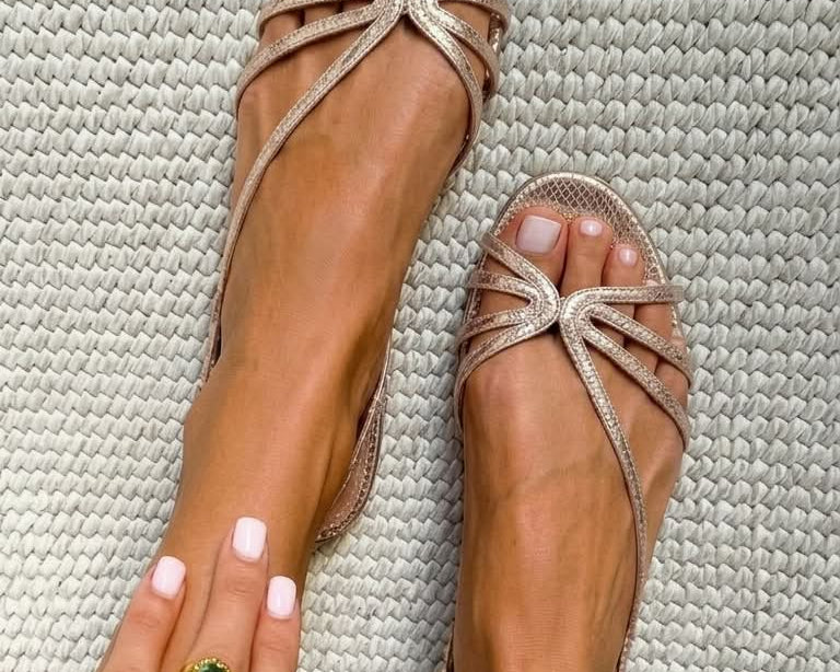 Elina | Goldene Sandalen mit feinen Riemchen