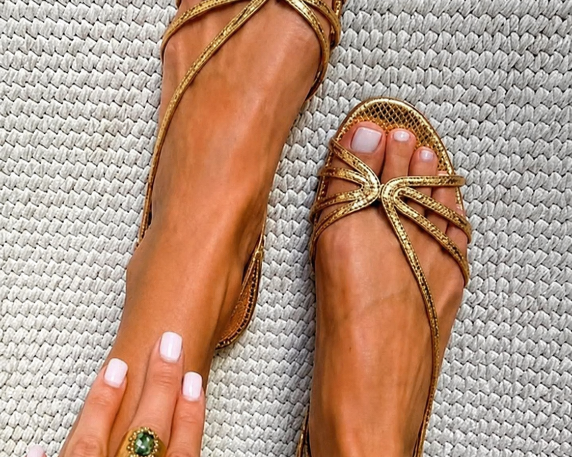 Elina | Goldene Sandalen mit feinen Riemchen