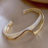 Elegantes Goldfarbene Armband mit Weissem Opal