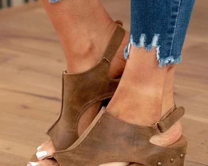 Laura | Keilsandalette