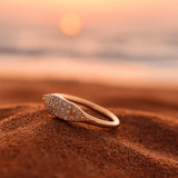 Wiederholter Zirkon-Goldring