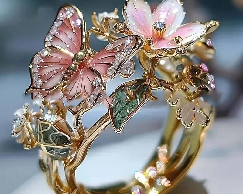 Glänzender Schmetterlingsring aus Natur mit Zirkonia