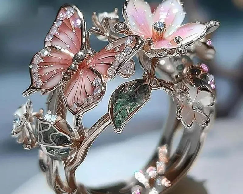 Glänzender Schmetterlingsring aus Natur mit Zirkonia