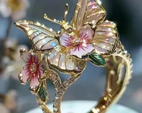 Glänzender Schmetterlingsring aus Natur mit Zirkonia