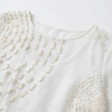 Weisses besticktes Kleid mit feinem Detail