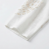 Weisses besticktes Kleid mit feinem Detail