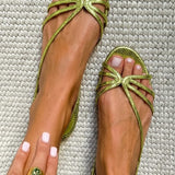 Elina | Goldene Sandalen mit feinen Riemchen