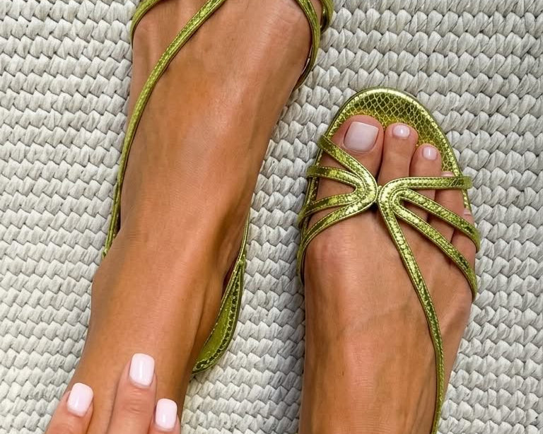 Elina | Goldene Sandalen mit feinen Riemchen