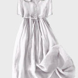 Klassisches Kleid mit Knöpfen